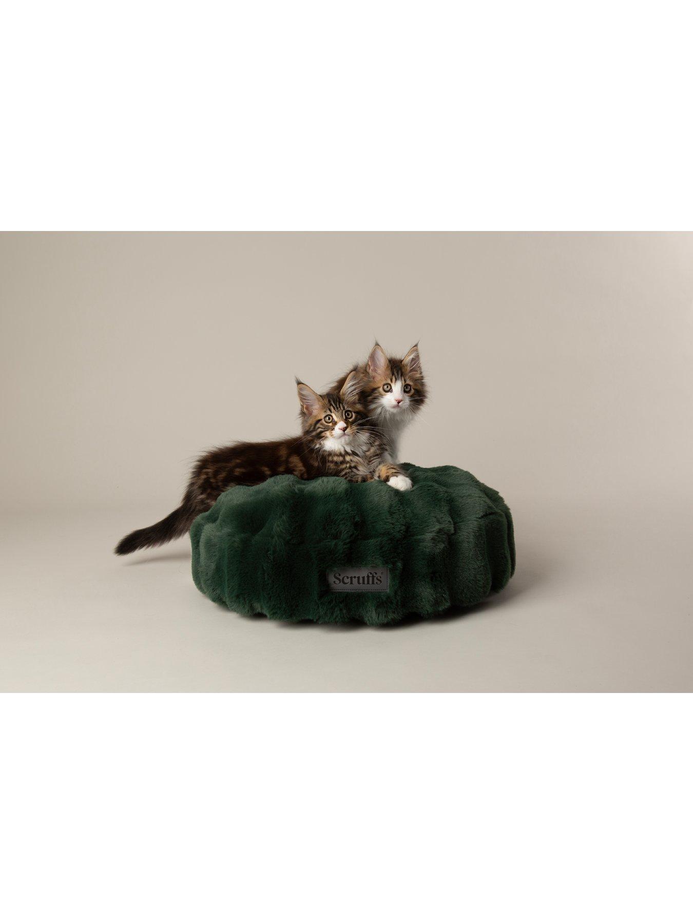 Image 4 of 6 of Scruffs Festive Fur Cat Bed