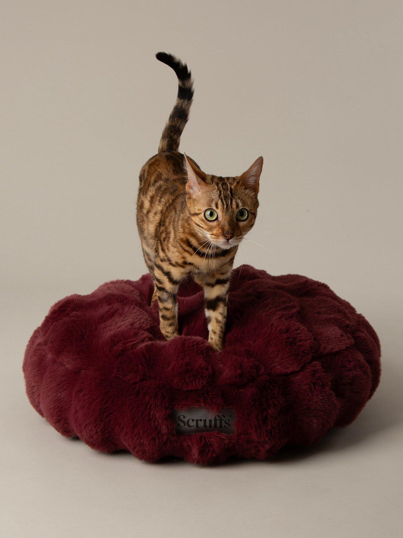 Image 2 of 5 of Scruffs Festive Fur Cat Bed