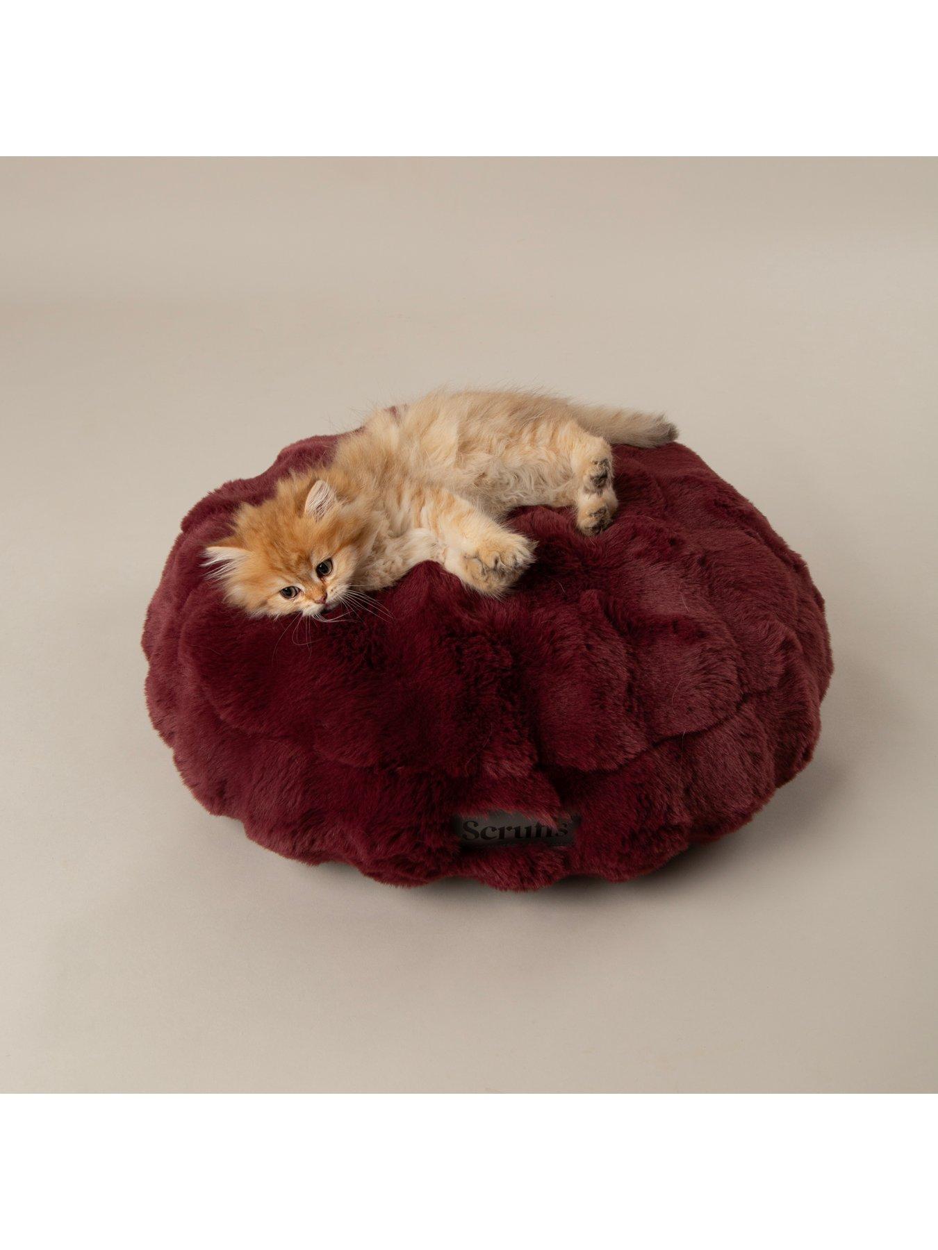 Image 4 of 5 of Scruffs Festive Fur Cat Bed