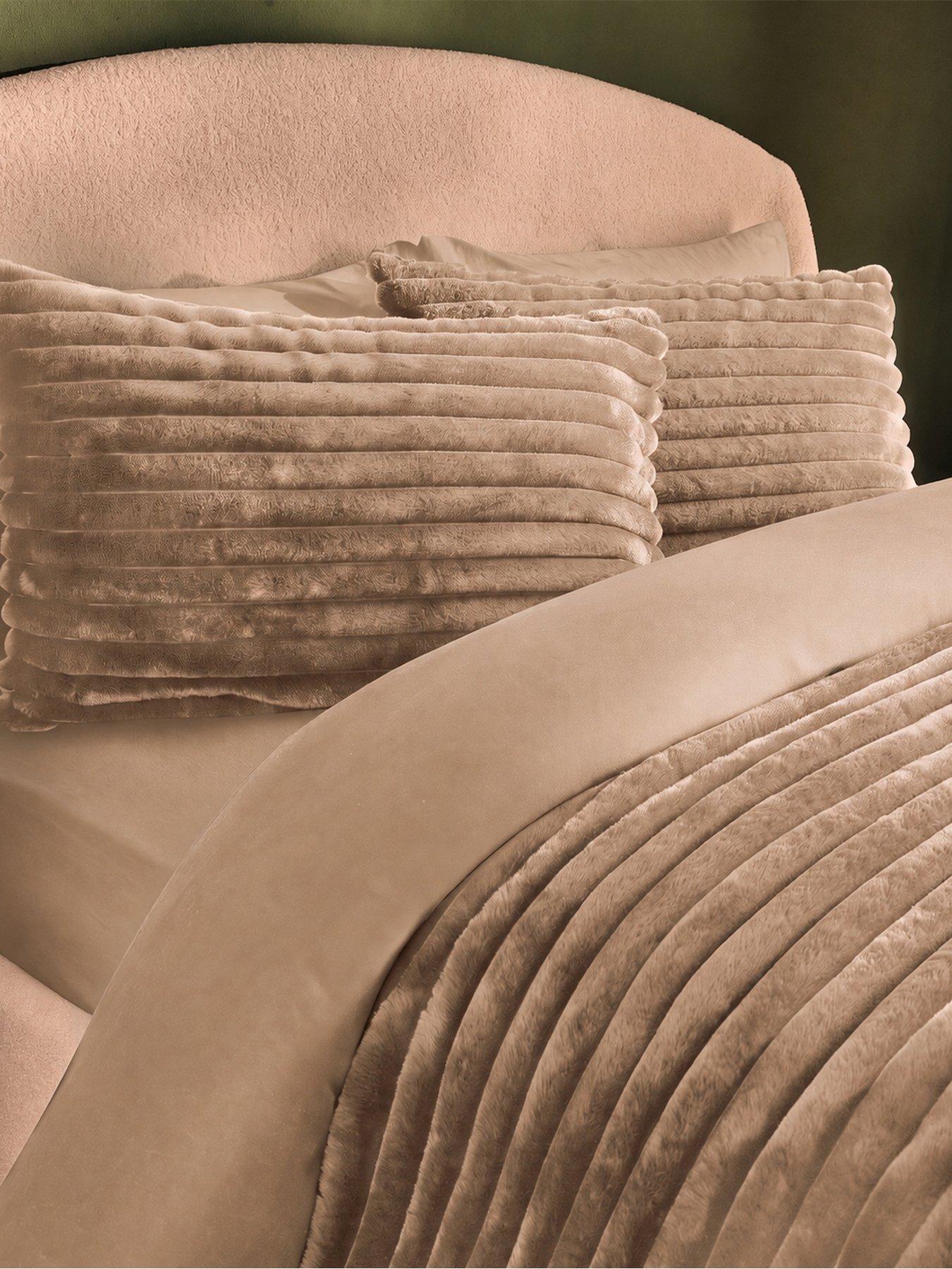 Image 3 of 7 of Silentnight Faux Fur Duvet Set - Natural