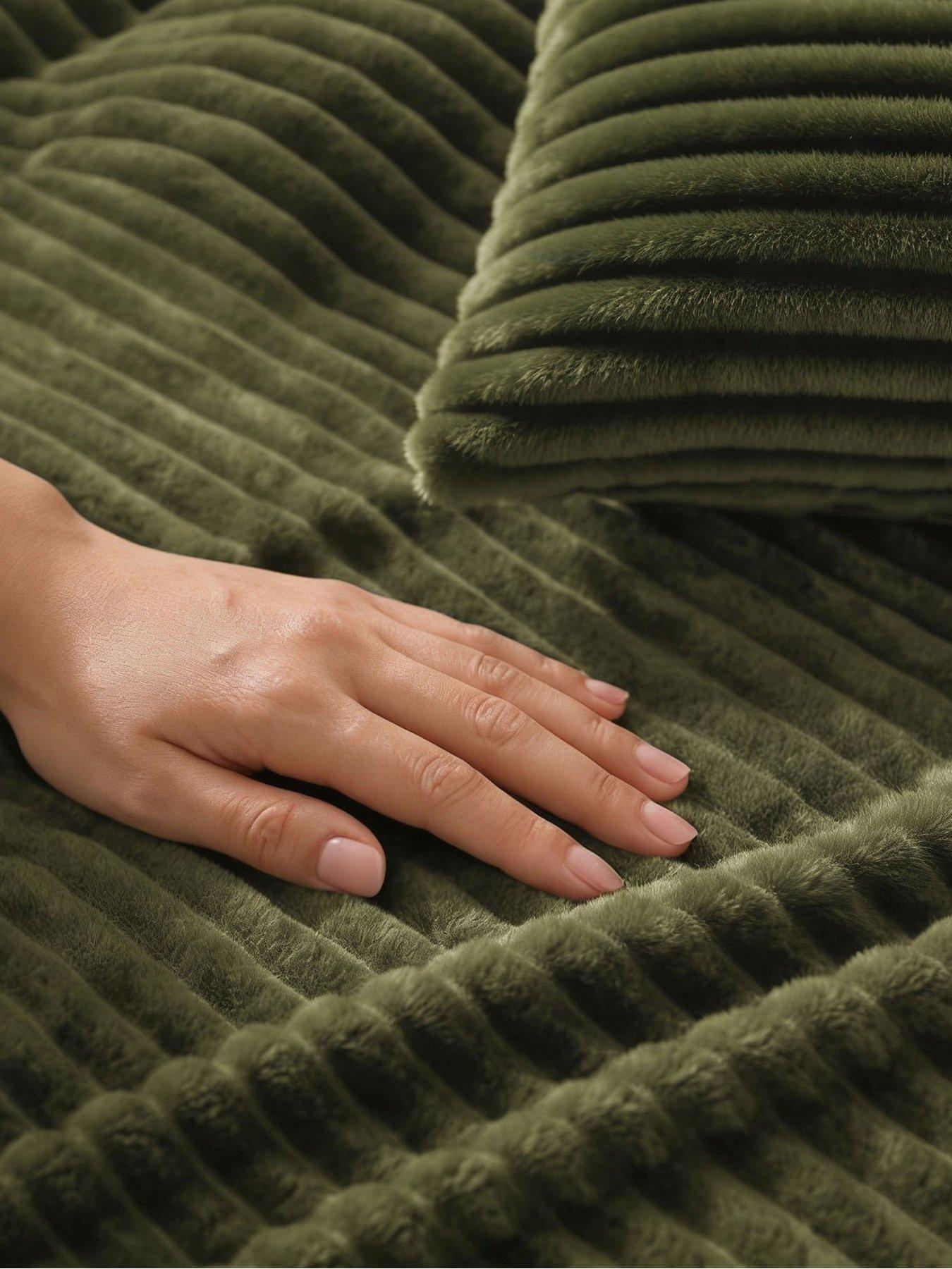 Image 5 of 7 of Silentnight Faux Fur Duvet Set - Moss