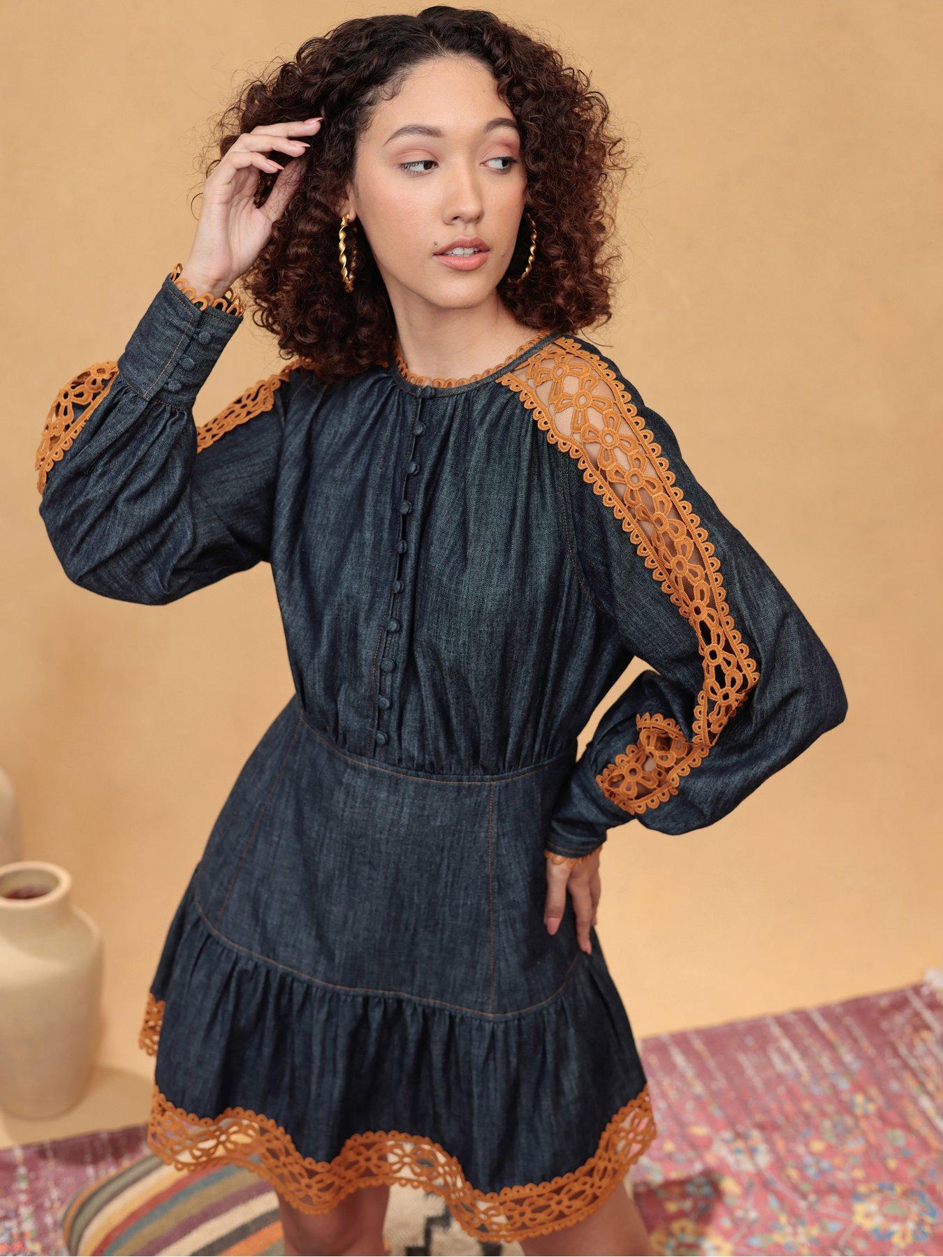 fatface denim dress Maria - Blue Chambray dress akeneoPublishedDate:number:1778784388 Paloma One Shoulder Knit Color:White/Champagne