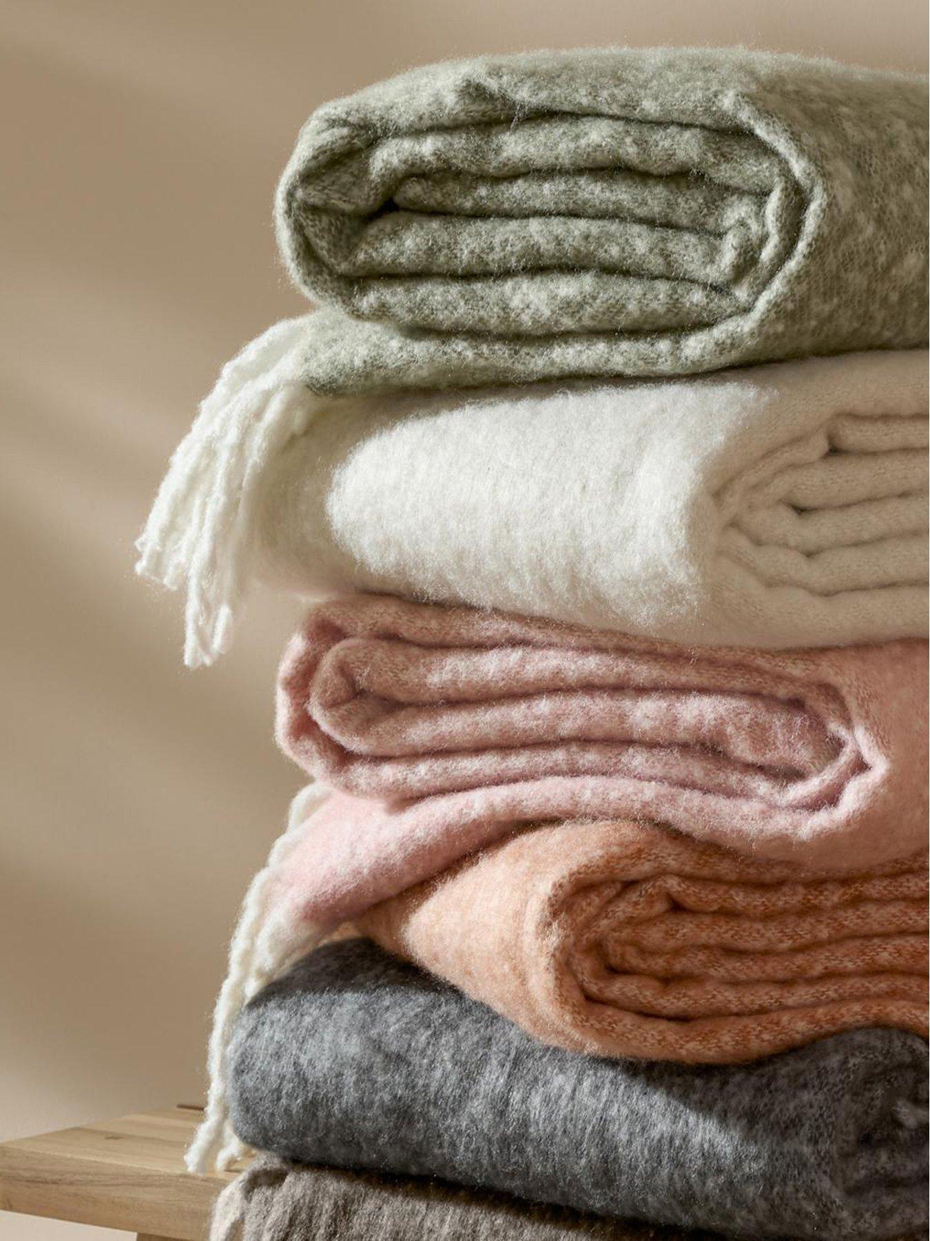 Image 6 of 6 of Furn COZY 140x180 THROW GREEN