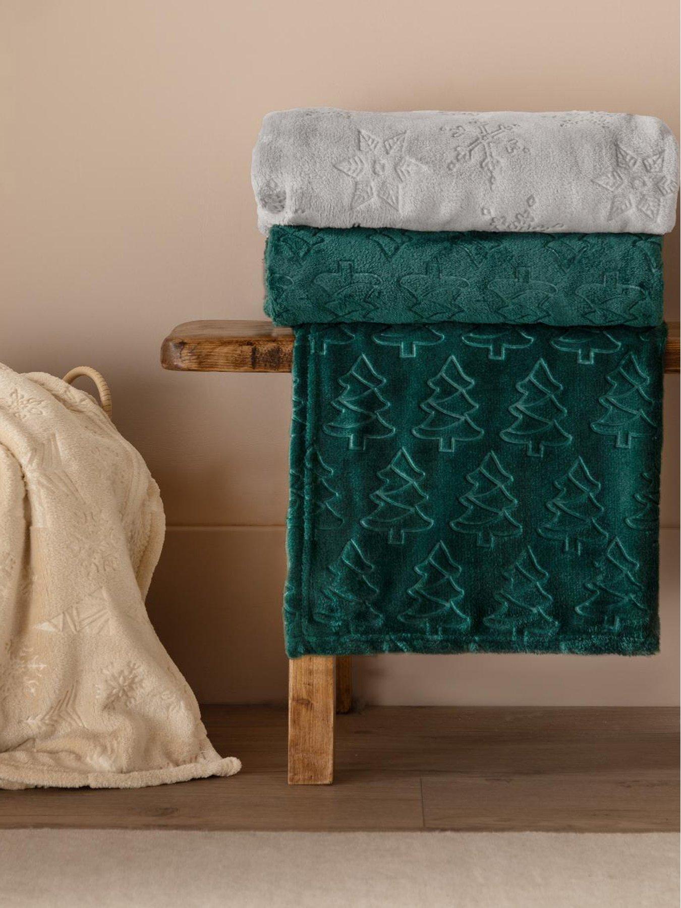 Image 5 of 5 of Furn FESTIVE TREES 140X180 THROW EMERALD