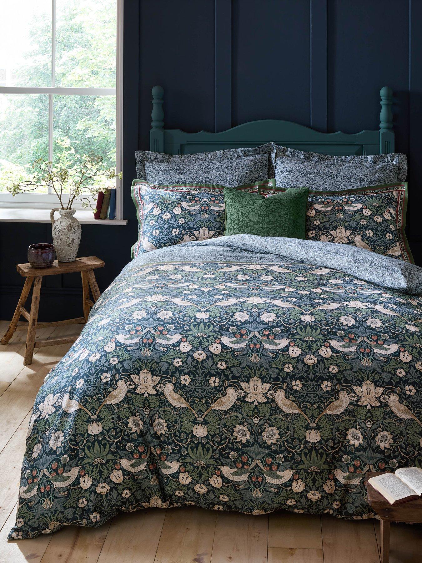 William Morris at Home Midnight Strawberrythief Quilt Set