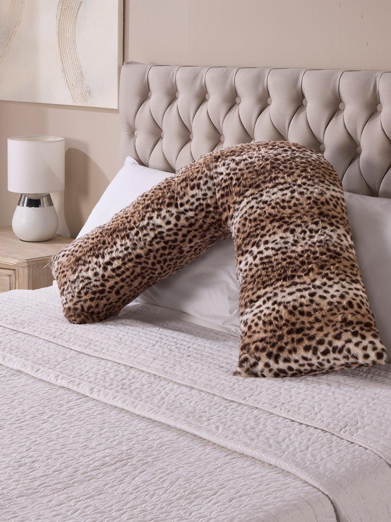 Image 1 of 5 of The Very Collection Serengeti Faux Fur V-shape- Leopard