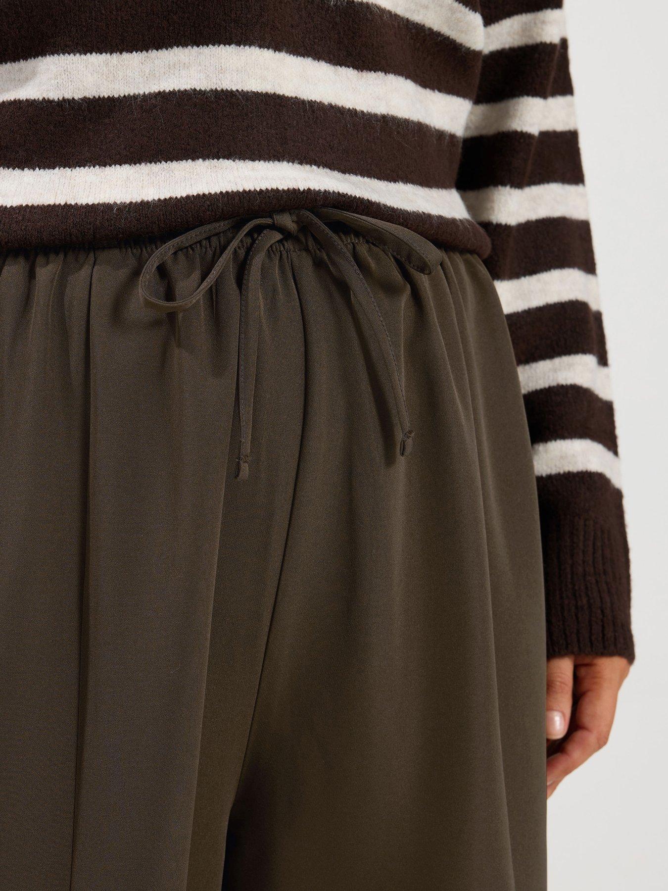 Image 4 of 4 of Yours Womens Curve Barrel Leg Drawstring Waist 28" Leg Trousers - Brown
