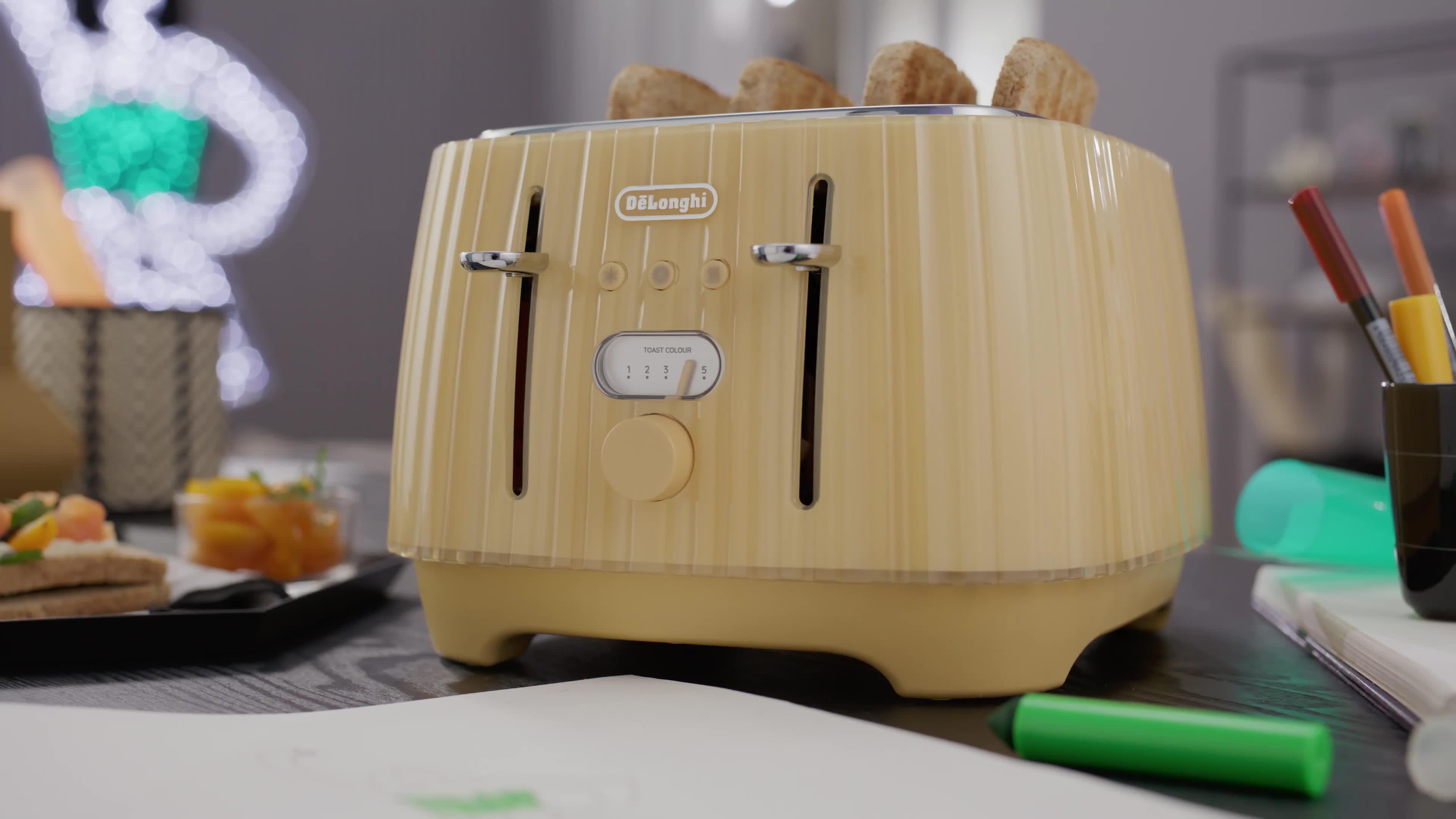Video of delonghi-ballerina-4-slice-toaster-yellow