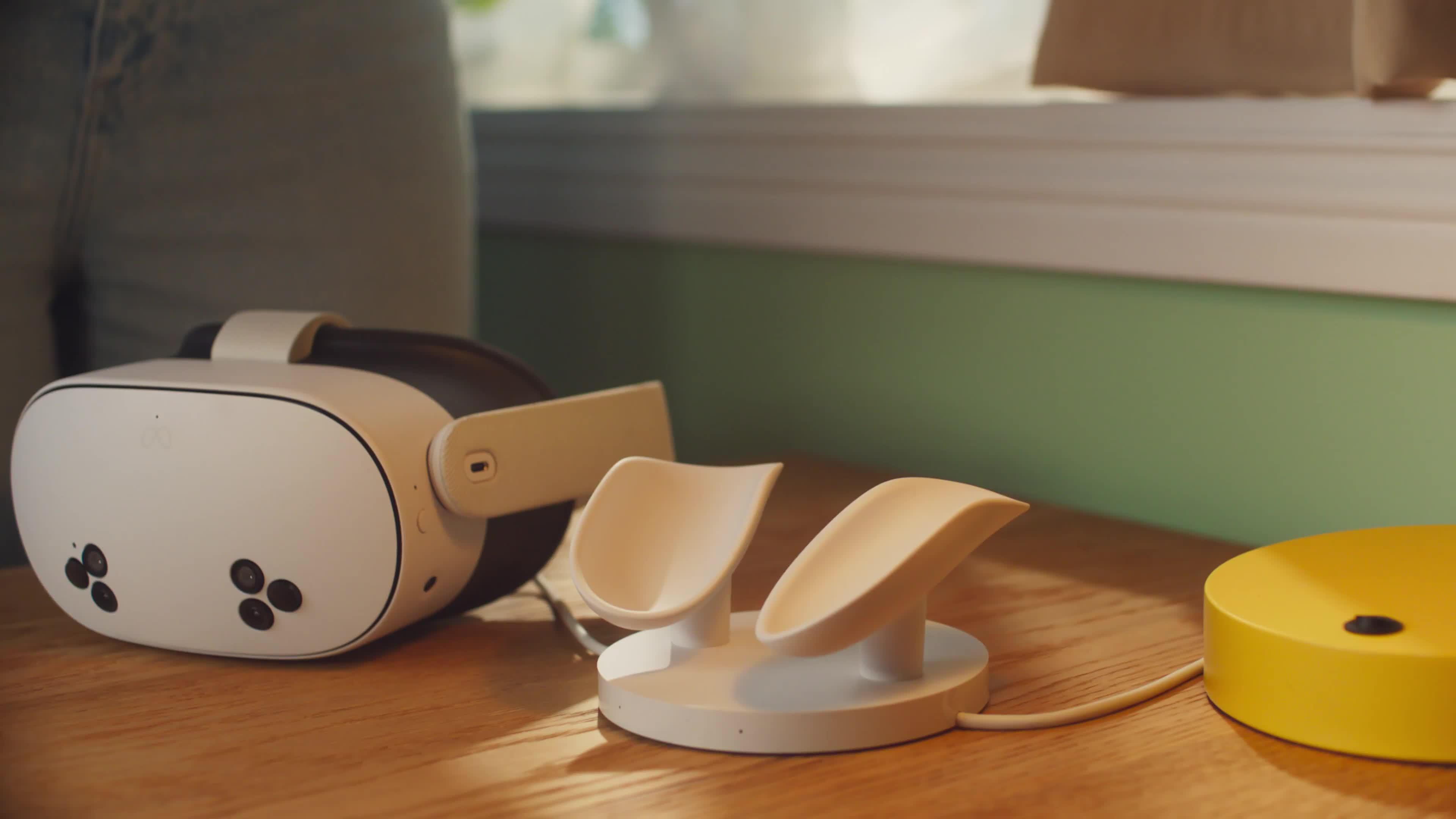 Video of meta-quest-compact-charging-dock-works-with-meta-quest-33s-extended-headset-charging-cable-wireless-charging-for-touch-plus-controllers