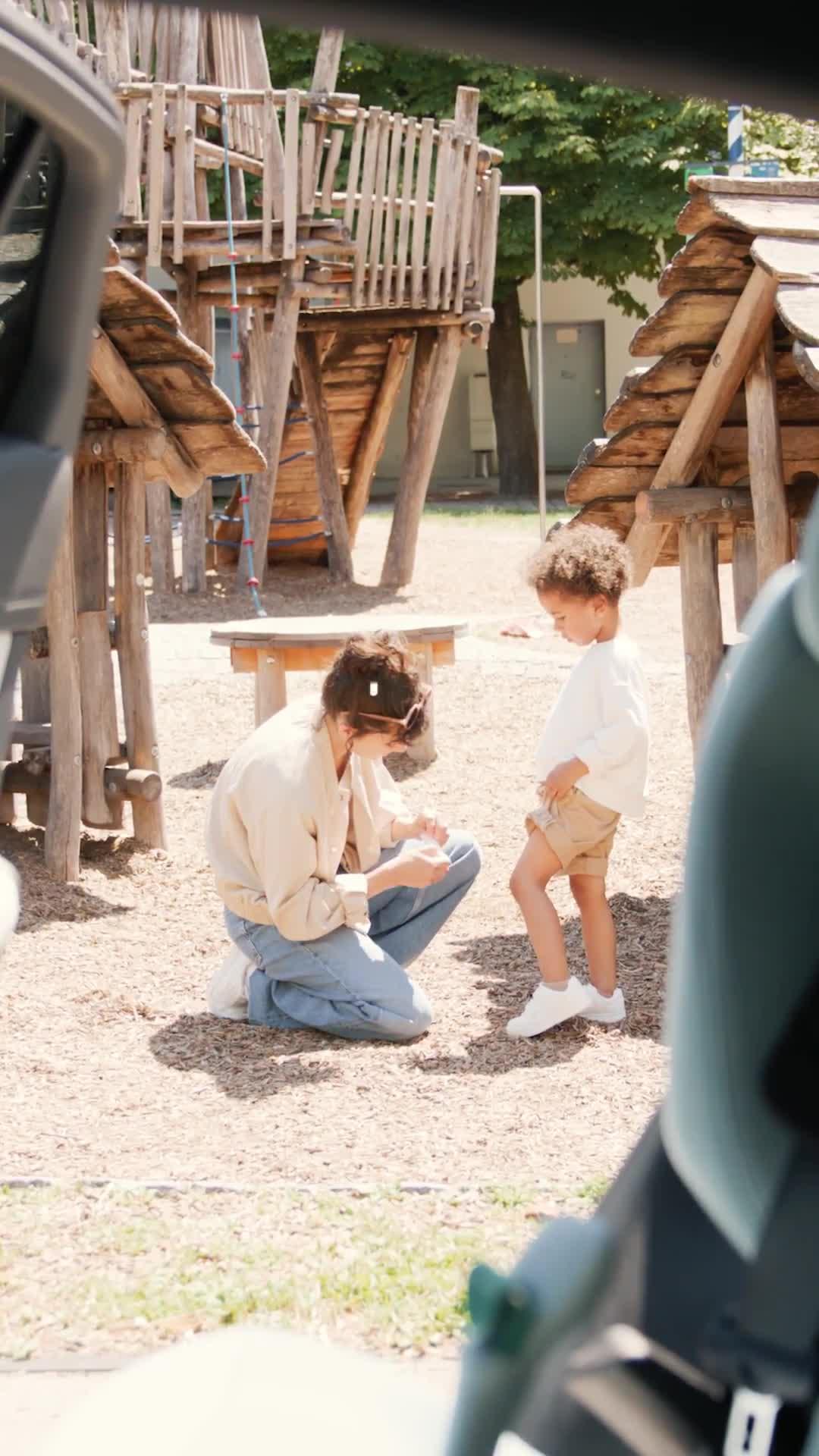 Video of britax-kidfix-pro-35-years-12-years-approx-height-100-150-cm-i-size-isofix-highback-booster-car-seat-teak