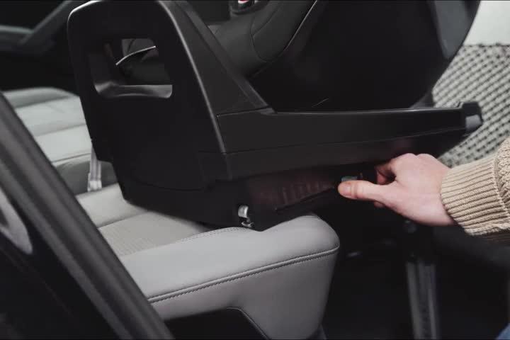 Video of britax-dualfix-pro-m-3-months-4-years-approx-height-76-105-cm-19kg-i-size-isofix-360-spin-car-seat-deep-black