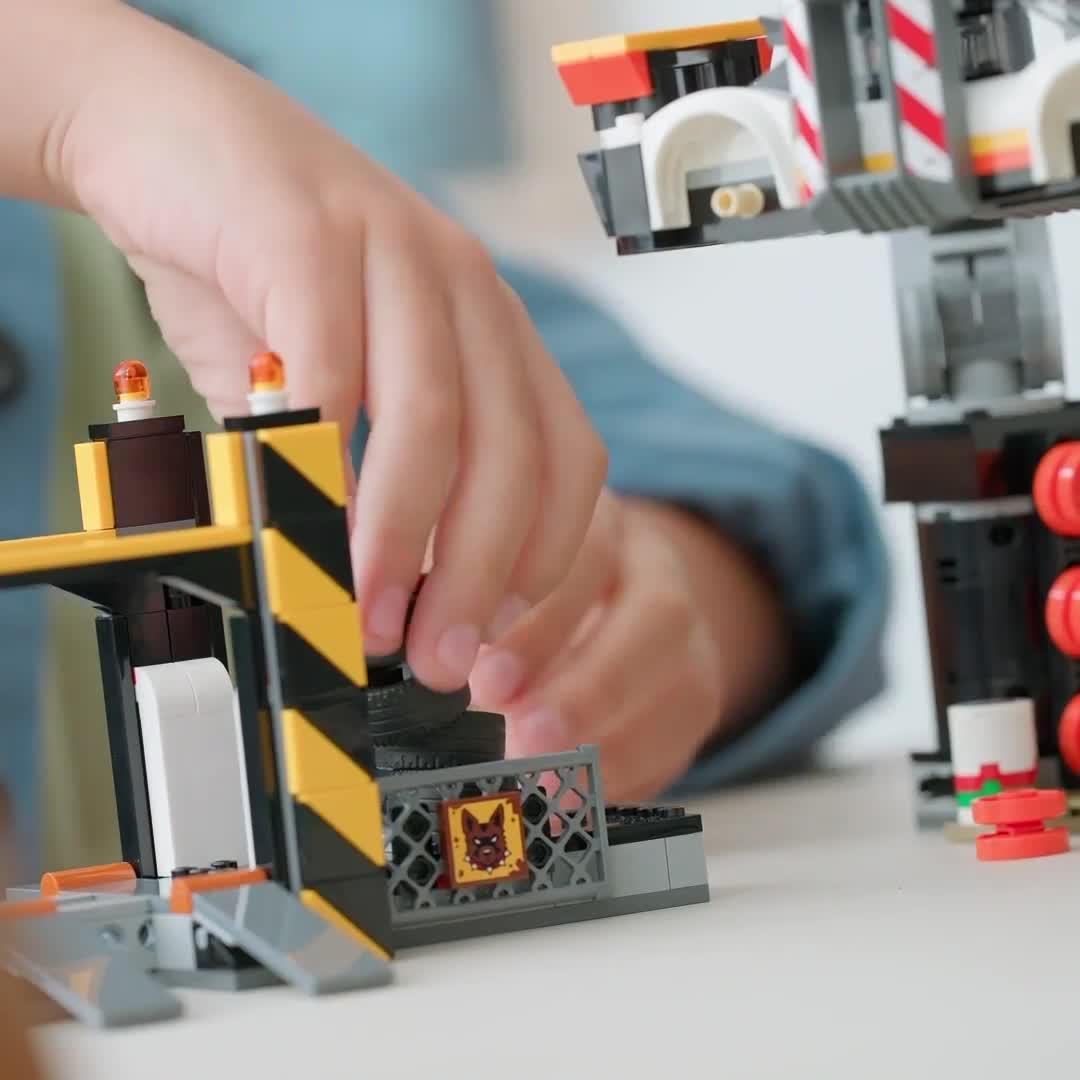 Video of lego-city-scrapyard-with-cars-and-crane-toy-60472