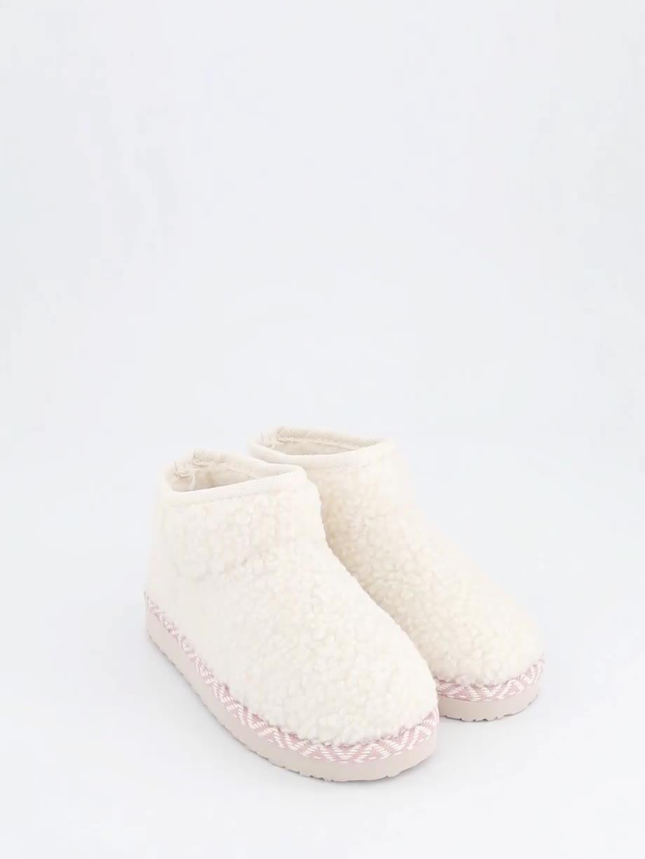 Video of the-very-collection-older-girls-borg-slipper-boot