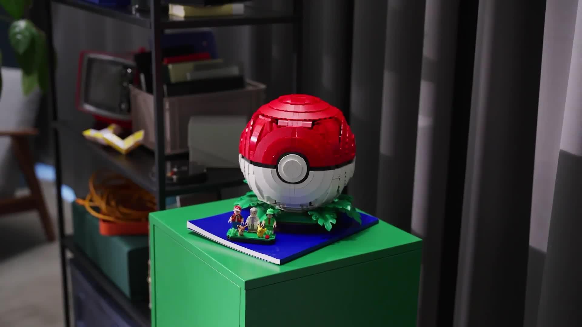 Image thumbnail 8 of 8 of LEGO Iconic Trainer Moments Pok&eacute; Ball Decor 72154