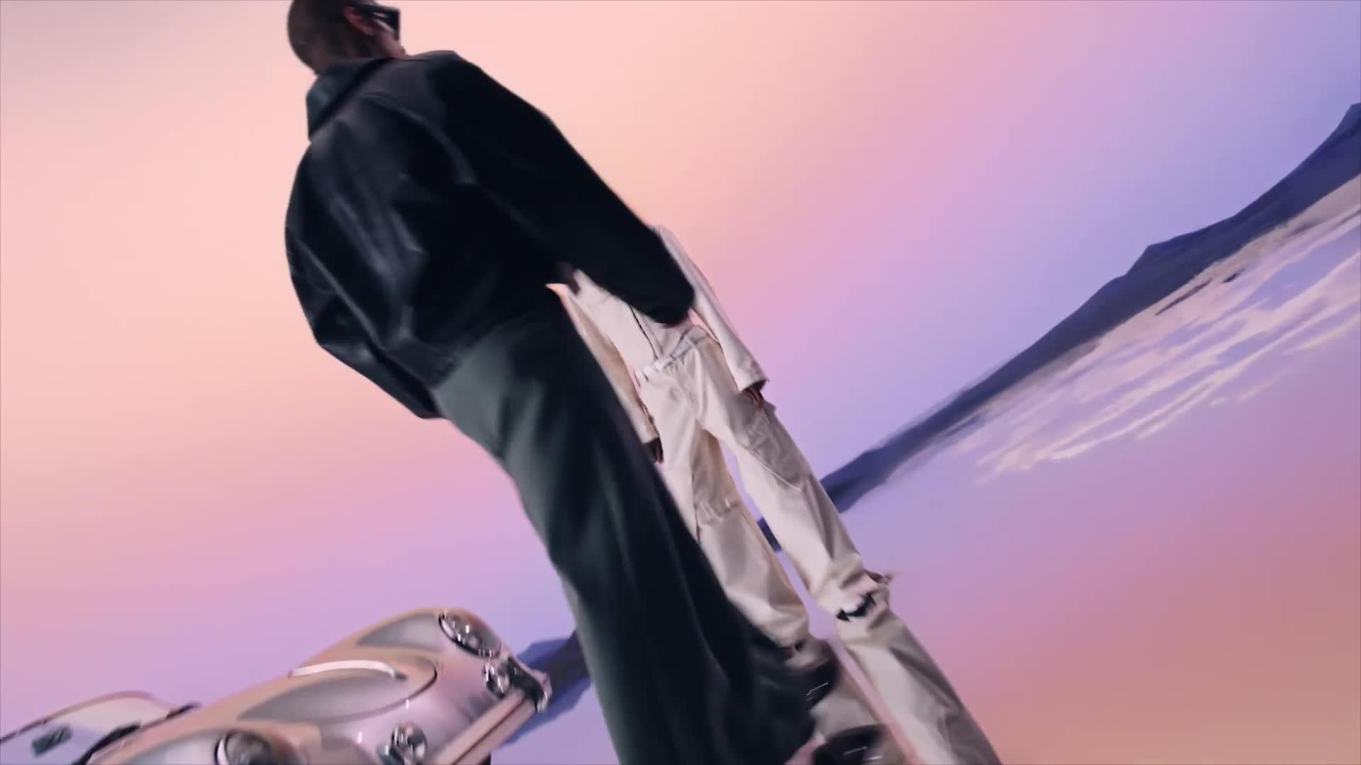 Video of ray-ban-meta-wayfarer-gen-2-shiny-transparentnbspgrey-transitionsregnbspsapphirenbsplenses